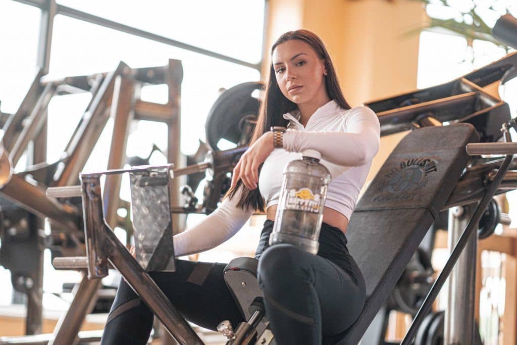 Frau beim Gerätetraining