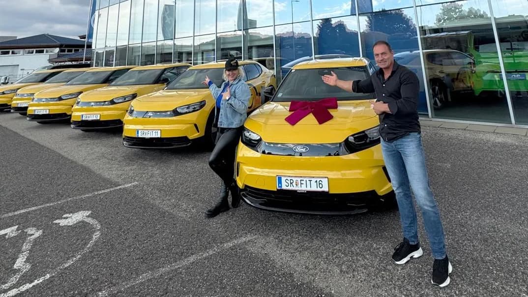 Die HappyFit CEO’s Sven Decker und Carmen Esletzbichler vor dem neuen E-Fuhrpark