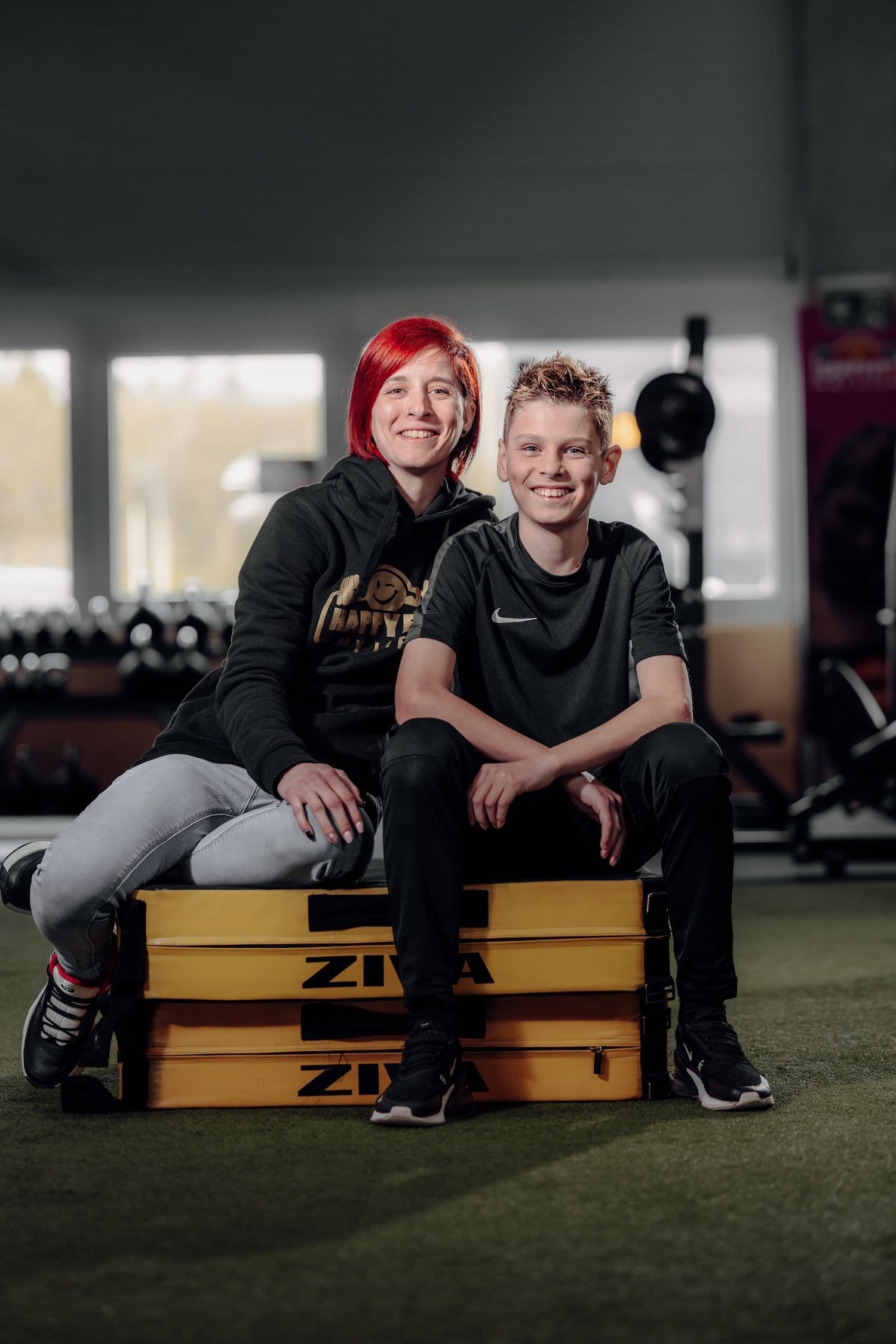 HappyFit Lisa Studioleiterin mit Jugendlichem