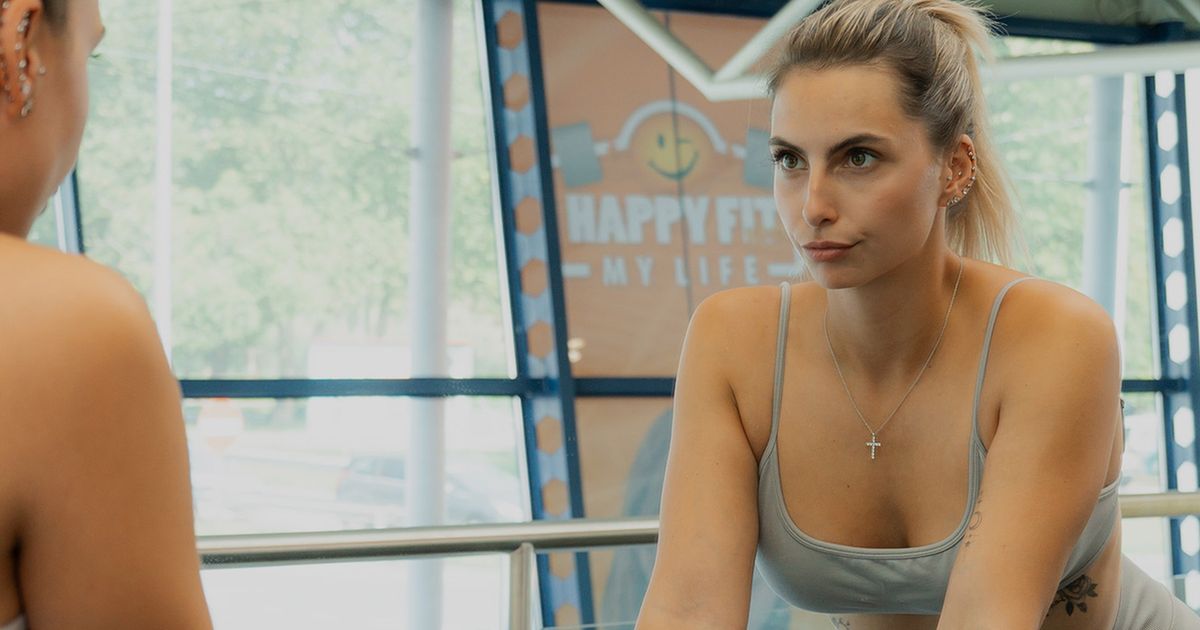 Junge Frau im Kurzhantelbereich