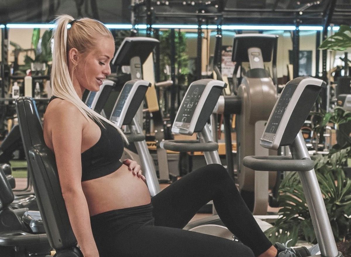 Schwangere Frau beim Training