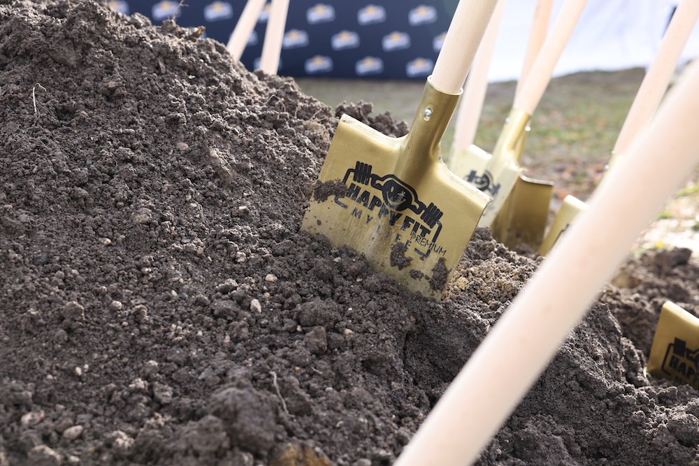 Spaten vom Spatenstich Perg für erstes Holz100-Fitnessgebäude