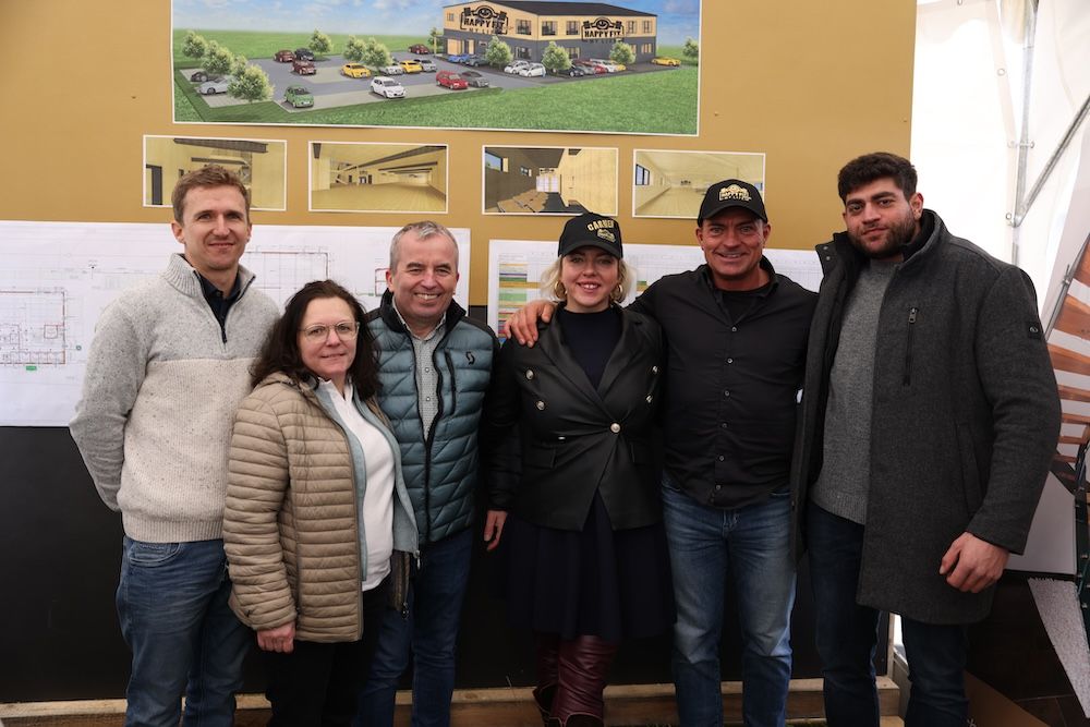 Spatenstich Perg für erstes Holz100-Fitnessgebäude Team HappyFit Thoma Holz Steinkogler